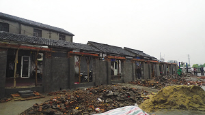 待拆迁城中村突击建起“遮羞墙”(组图)